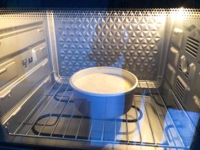 放入预热好的烤箱下层，150度50分钟