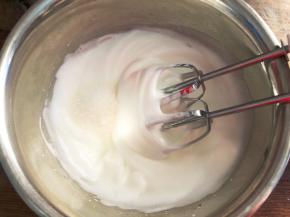 继续高速打发至有纹路状态，加入最后的细砂糖