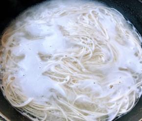 面条煮熟放入凉开水中过凉备用