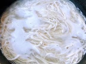 面条煮熟放入凉开水中过凉备用