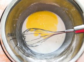 加入提前融化的黄油搅拌均匀