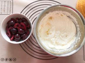 车厘子去核切成两半，淡奶油加糖打发打发至至9分发，能裱花状态