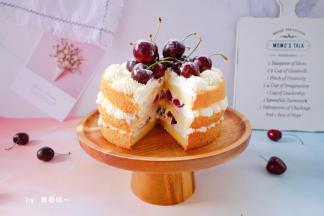 最后一层裱上花，中间堆上车厘子，撒上糖粉即可