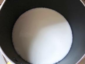 纯牛奶加热至周边冒泡