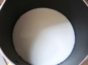 纯牛奶加热至周边冒泡