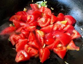 放入西红柿大火快速翻炒
