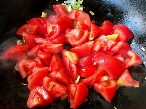 放入西红柿大火快速翻炒