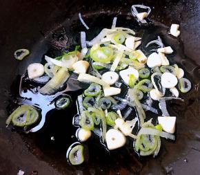 锅中倒入底油加热放入葱蒜爆香