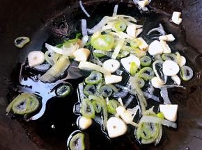 锅中倒入底油加热放入葱蒜爆香