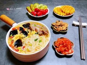 搭配水果、辣白菜、坚果、华夫饼一起吃棒极了