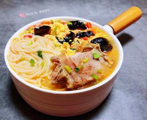 面条和猪排骨放入容器中均匀的淋上鸡蛋西红柿汤就大功告成了