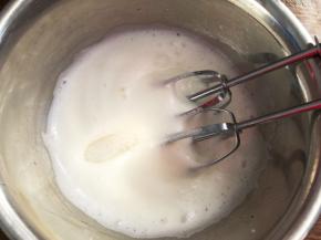 中速打发至粗泡消失，加入三分之一细砂糖