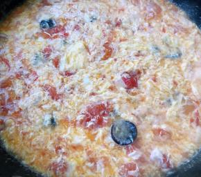 放入盐和味精调味均匀