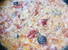 放入盐和味精调味均匀