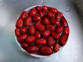 红枣清洗一下表面的灰尘。