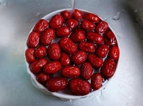 红枣清洗一下表面的灰尘。