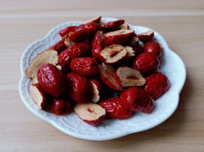 把红枣对半剪开有利于释放。