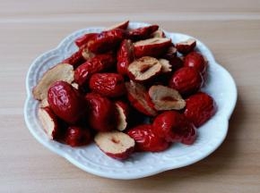 把红枣对半剪开有利于释放。