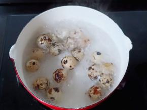 开大火将鹌鹑蛋煮熟。