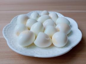 过完凉水的鹌鹑蛋剥壳。
