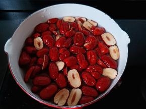 锅里加适量的清水，放入红枣。