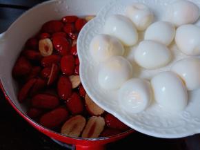 加入剥好的鹌鹑蛋。