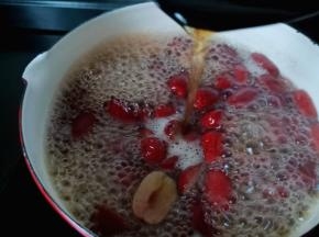 看那个红枣水颜色变深。