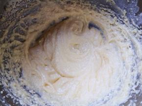 鸡蛋液分次慢慢加入中速打发，每加入一次，打至完全吸收后，再加入下一次