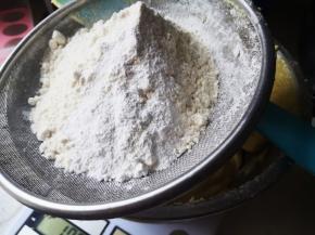 打发均匀后筛入低筋粉和泡打粉