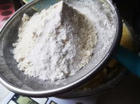 打发均匀后筛入低筋粉和泡打粉