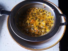 将百香果滤出籽