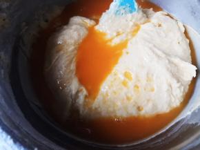 将果汁倒入面糊