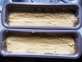 装入模具，用力震几下，用刮刀整成两边高中间低