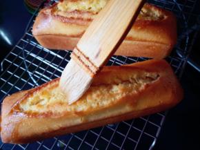 磅蛋糕脱模后趁热抹糖水