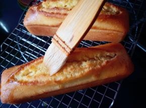 磅蛋糕脱模后趁热抹糖水