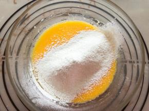 筛入低筋面粉搅拌均匀