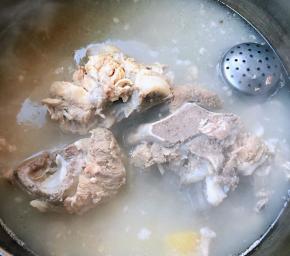 猪排骨焯水洗净放入锅中添加适量清水姜片、花椒、八角、料酒煮至猪排骨熟透