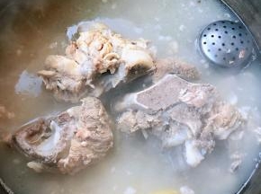 猪排骨焯水洗净放入锅中添加适量清水姜片、花椒、八角、料酒煮至猪排骨熟透