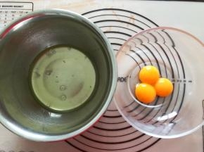 蛋白和蛋黄分离，蛋白盆中应无油无水无蛋黄