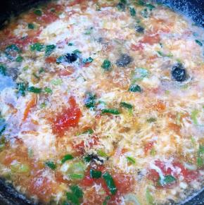 最后撒上葱花和香菜提鲜即可出锅享用