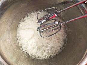 蛋白加入柠檬汁，低速打发至粗泡状态，加入三分之一细砂糖