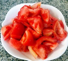 西红柿洗净切成块状