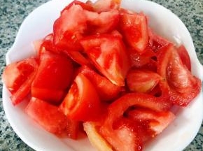 西红柿洗净切成块状
