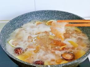 待土豆片煮熟后，用筷子夹入腌制好龙利鱼。