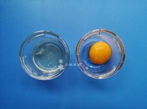 将蛋清蛋黄分离。