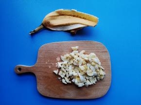 香蕉切成小颗粒。