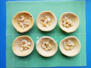 分别装入蛋挞皮里面。