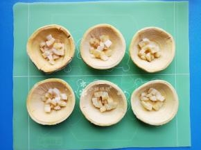 分别装入蛋挞皮里面。