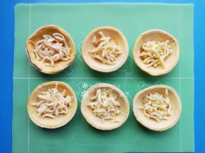 放入马苏里拉芝士。