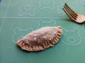 将蛋挞皮对折，用叉子按压好封口。